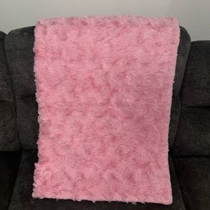 Baby girl fluffy blanket used once in great condition